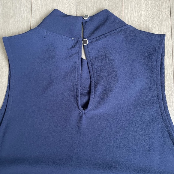 Monteau Sz M sleeveless blouse. Like new - Picture 4 of 6